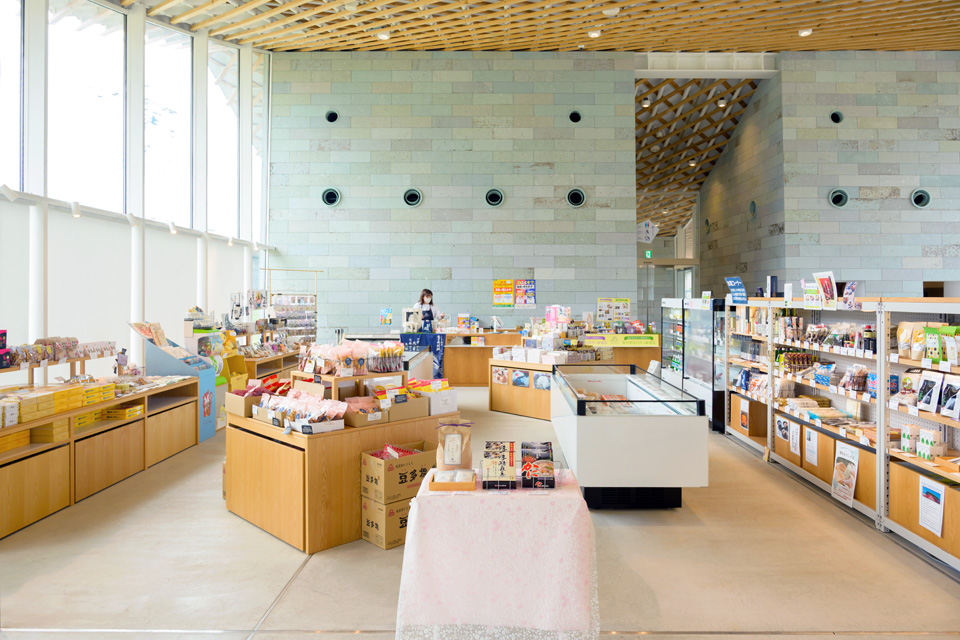 福井の特産品から工芸品まで、観光客と地域の暮らしをつなぐショップ『城下町マルシェ』