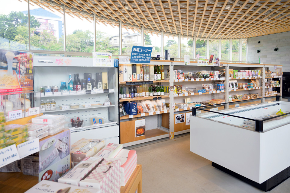 食品や特産品をはじめ、工芸品や暮らしの品まで、福井の日常や文化を感じられる商品が並ぶ