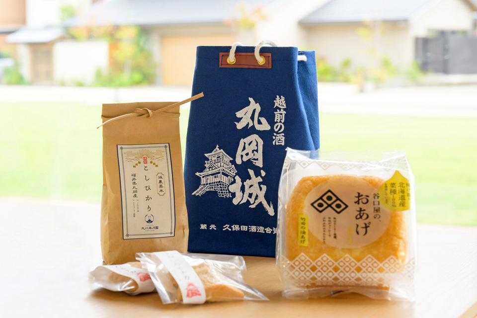 創業大正14年の老舗・谷口屋の「おあげ」や、江戸時代から酒造りを続ける久保田酒造の日本酒