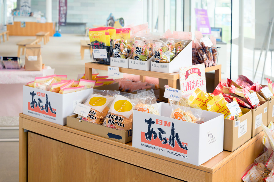 地元で親しまれている「よっちゃんかき餅」など、丸岡ならではの商品