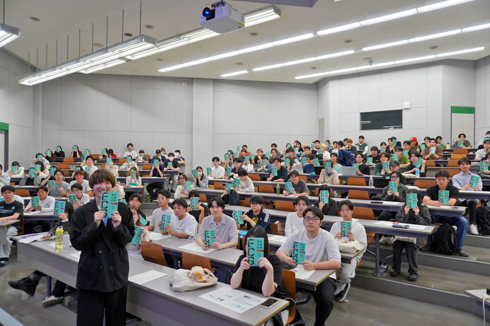 福井県立大学での『福井企業年鑑2026』寄贈式